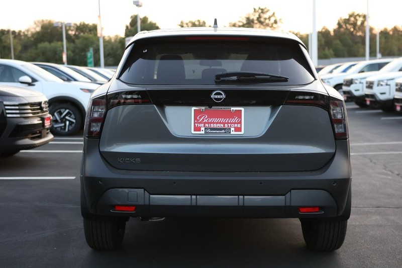 Nissan Kicks Vehicle Image 08