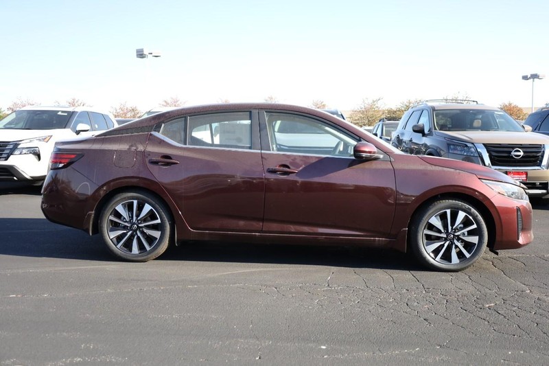 Nissan Sentra Vehicle Image 07