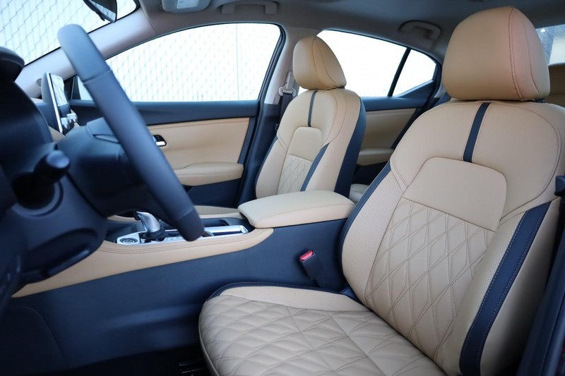 Nissan Sentra Vehicle Image 10