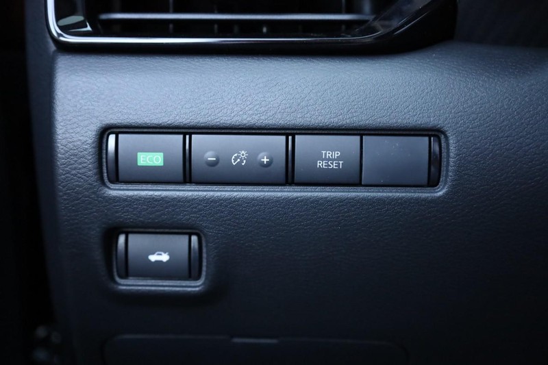 Nissan Sentra Vehicle Image 11