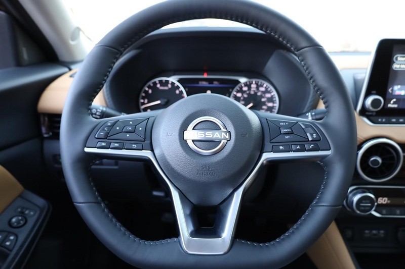 Nissan Sentra Vehicle Image 12