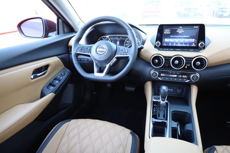Nissan Sentra Vehicle Image 24