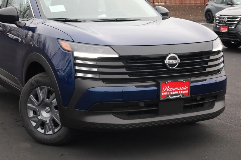 Nissan Kicks Vehicle Image 02