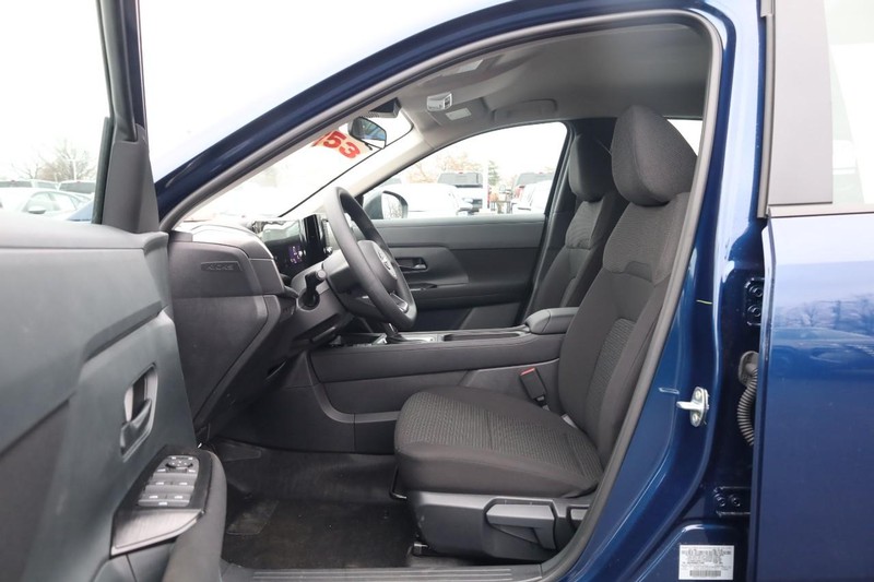 Nissan Kicks Vehicle Image 09