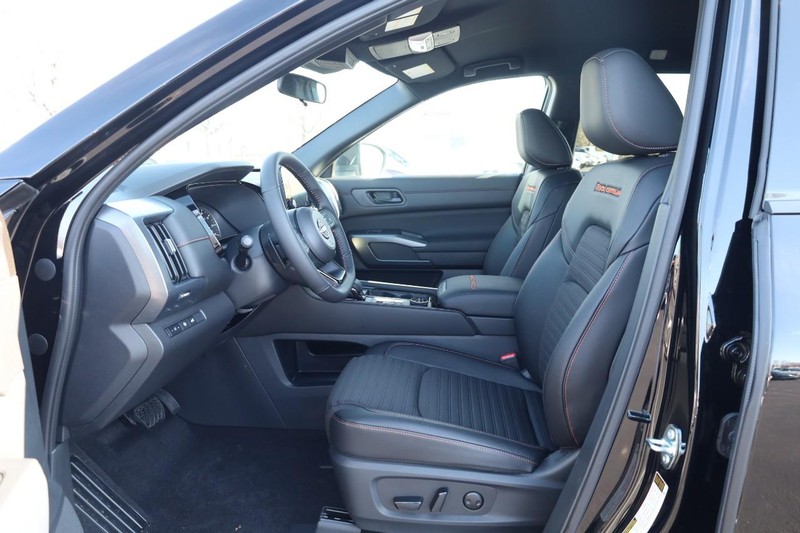 Nissan Pathfinder Vehicle Image 10
