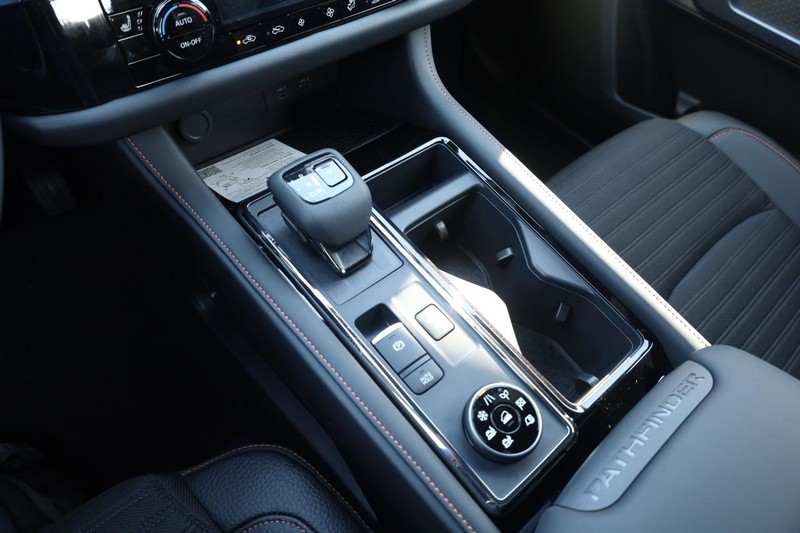 Nissan Pathfinder Vehicle Image 18