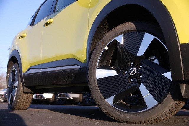Nissan Kicks Vehicle Image 04