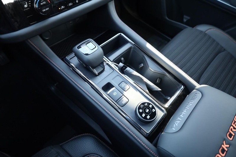 Nissan Pathfinder Vehicle Image 18