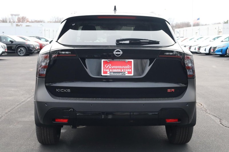 Nissan Kicks Vehicle Image 06