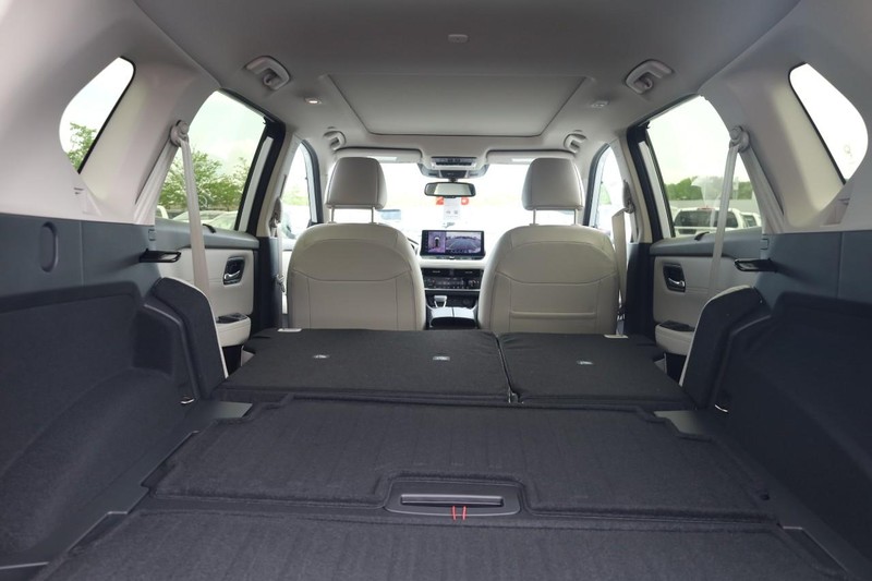 Nissan Rogue Vehicle Image 08