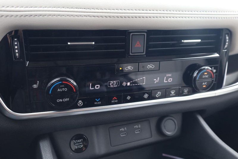 Nissan Rogue Vehicle Image 14