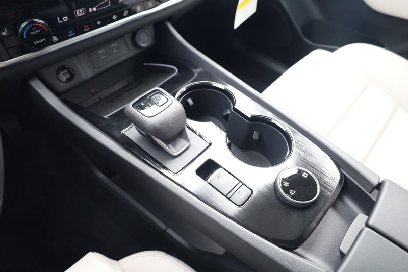 Nissan Rogue Vehicle Image 16