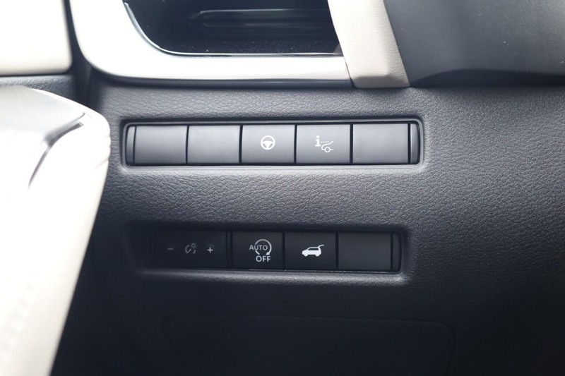 Nissan Rogue Vehicle Image 17