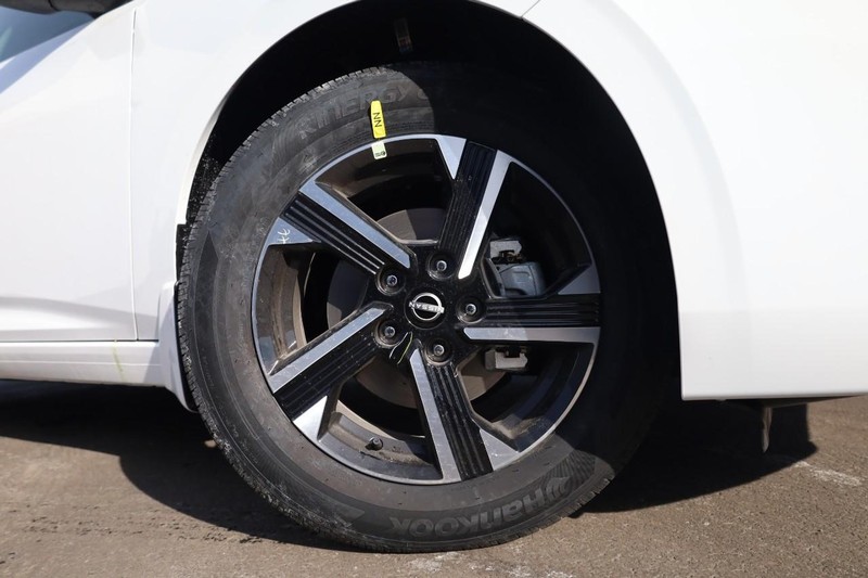 Nissan Sentra Vehicle Image 04