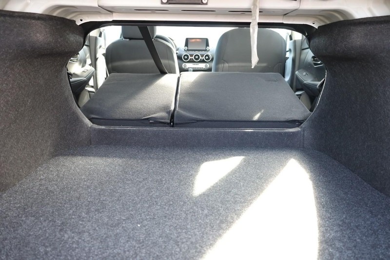 Nissan Sentra Vehicle Image 09