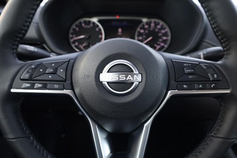 Nissan Sentra Vehicle Image 11