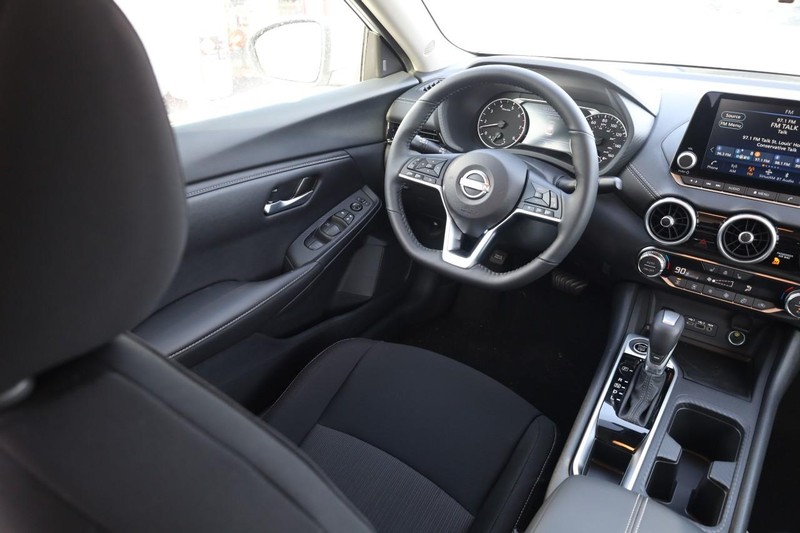 Nissan Sentra Vehicle Image 24