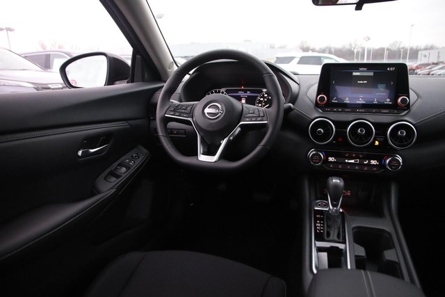 Nissan Sentra Vehicle Image 22