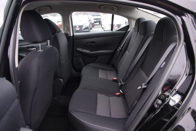 Nissan Sentra Vehicle Image 11