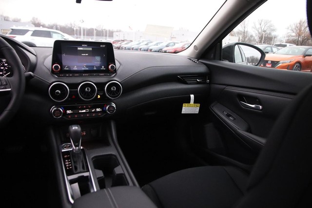 Nissan Sentra Vehicle Image 25