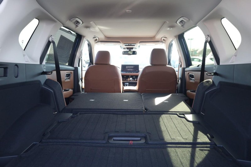Nissan Rogue Vehicle Image 09