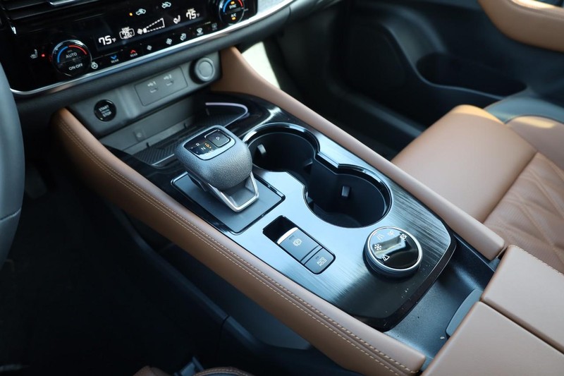 Nissan Rogue Vehicle Image 18