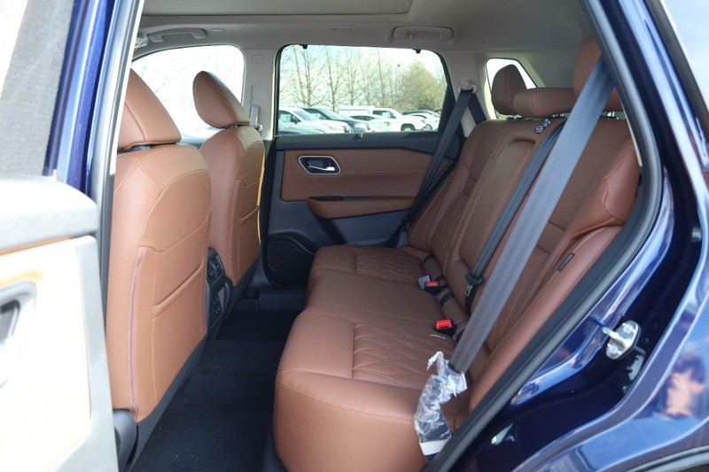 Nissan Rogue Vehicle Image 23