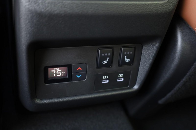 Nissan Rogue Vehicle Image 24
