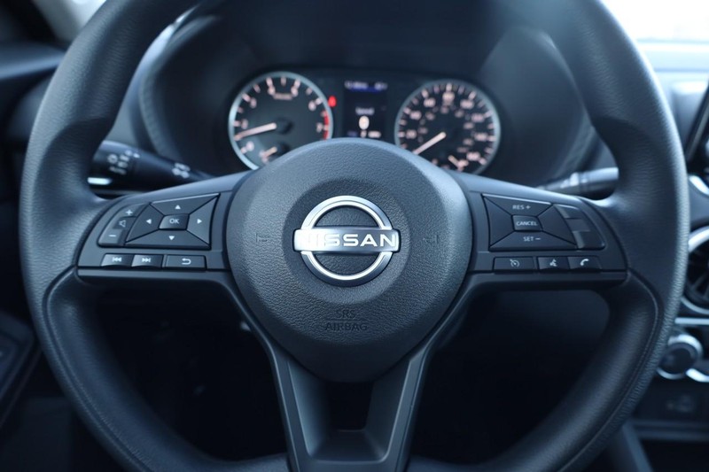 Nissan Sentra Vehicle Image 11