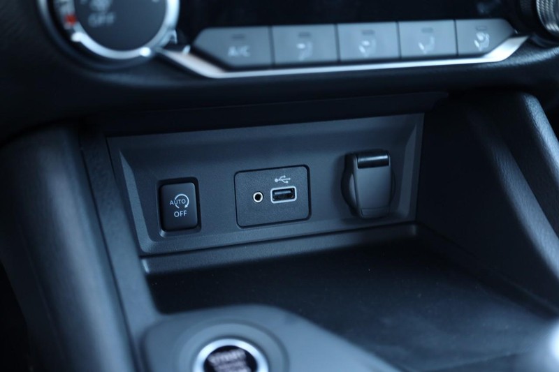 Nissan Sentra Vehicle Image 17