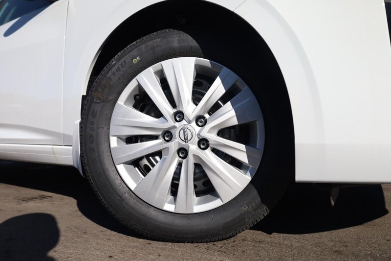 Nissan Sentra Vehicle Image 04