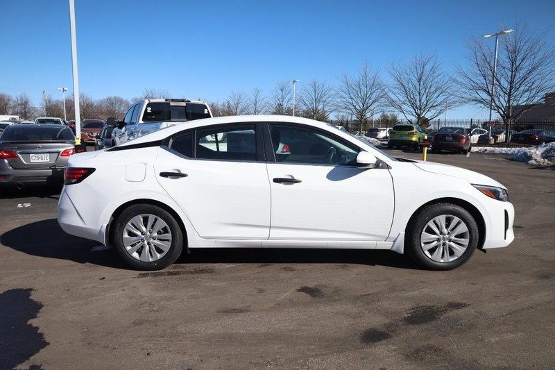 Nissan Sentra Vehicle Image 06