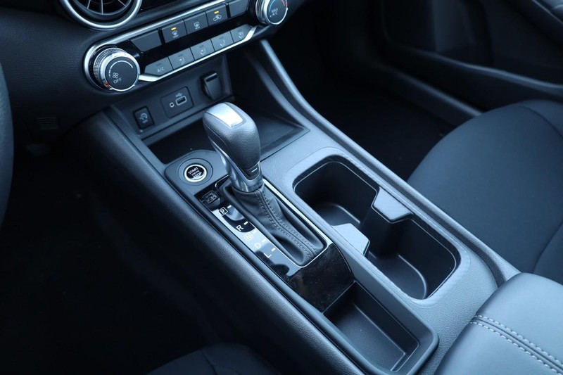 Nissan Sentra Vehicle Image 18