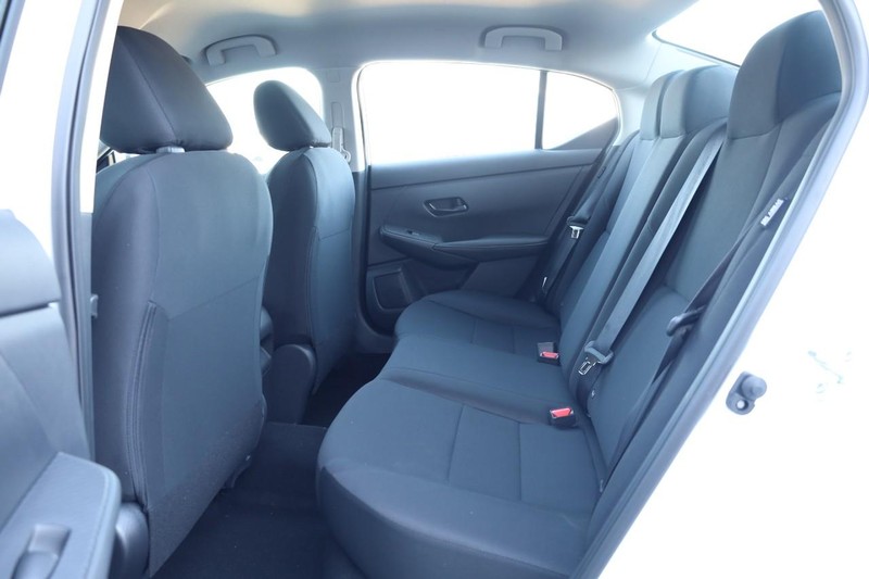 Nissan Sentra Vehicle Image 21