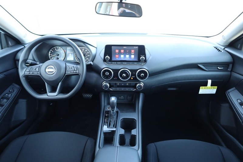 Nissan Sentra Vehicle Image 22
