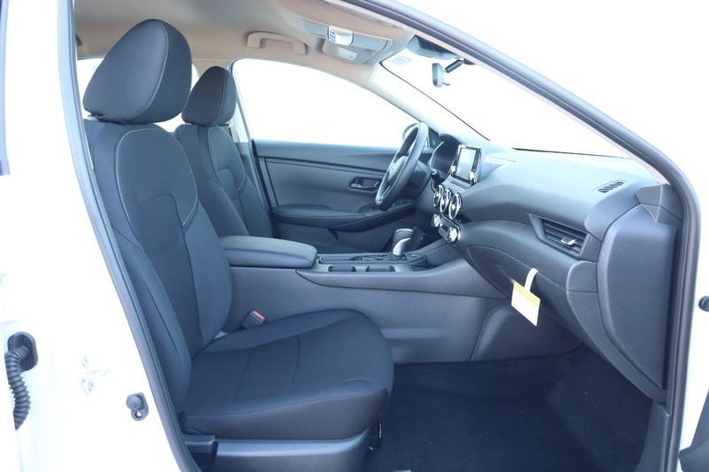 Nissan Sentra Vehicle Image 24