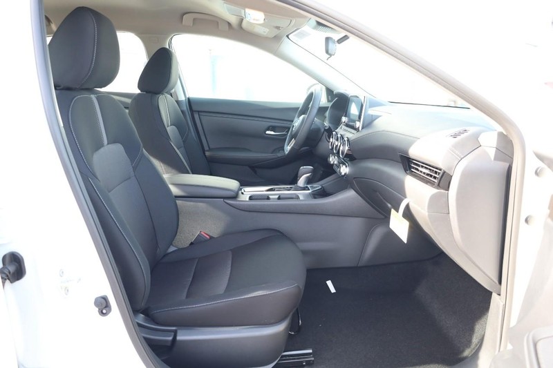 Nissan Sentra Vehicle Image 25