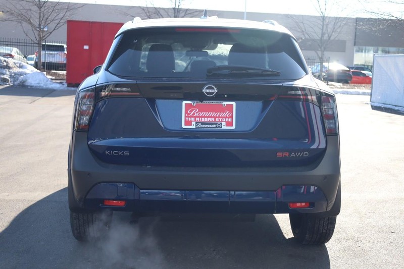 Nissan Kicks Vehicle Image 07