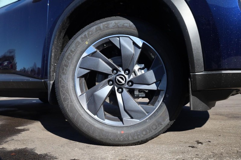 Nissan Rogue Vehicle Image 04