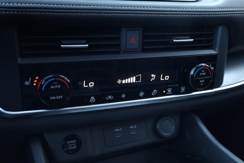 Nissan Rogue Vehicle Image 16