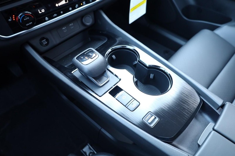 Nissan Rogue Vehicle Image 18