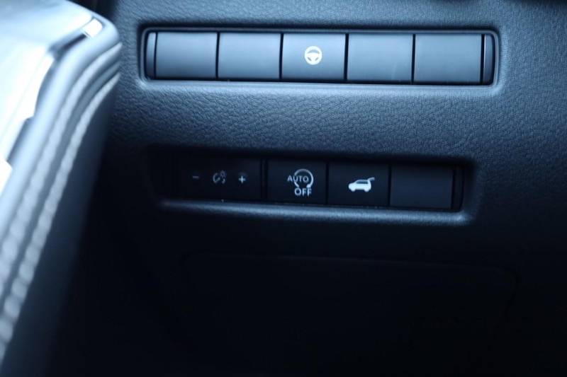 Nissan Rogue Vehicle Image 19