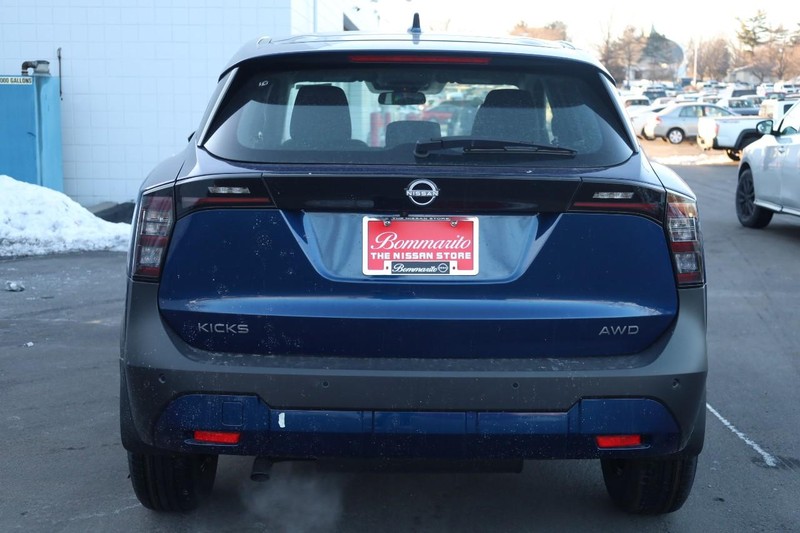 Nissan Kicks Vehicle Image 07