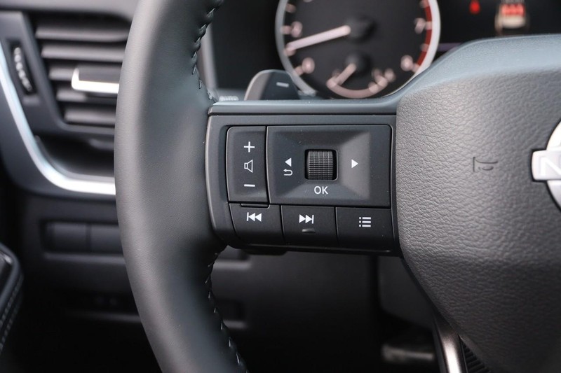 Nissan Rogue Vehicle Image 14