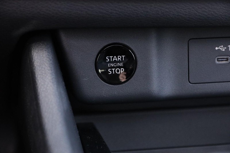 Nissan Rogue Vehicle Image 17