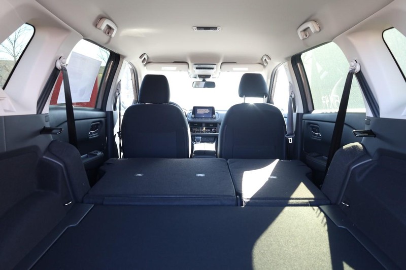 Nissan Rogue Vehicle Image 09