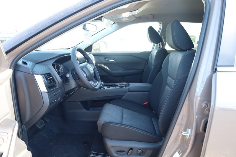 Nissan Rogue Vehicle Image 10