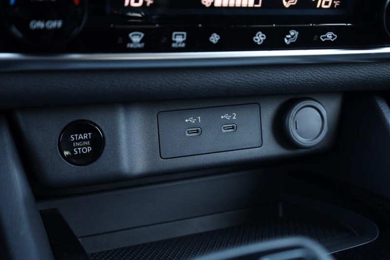 Nissan Rogue Vehicle Image 17