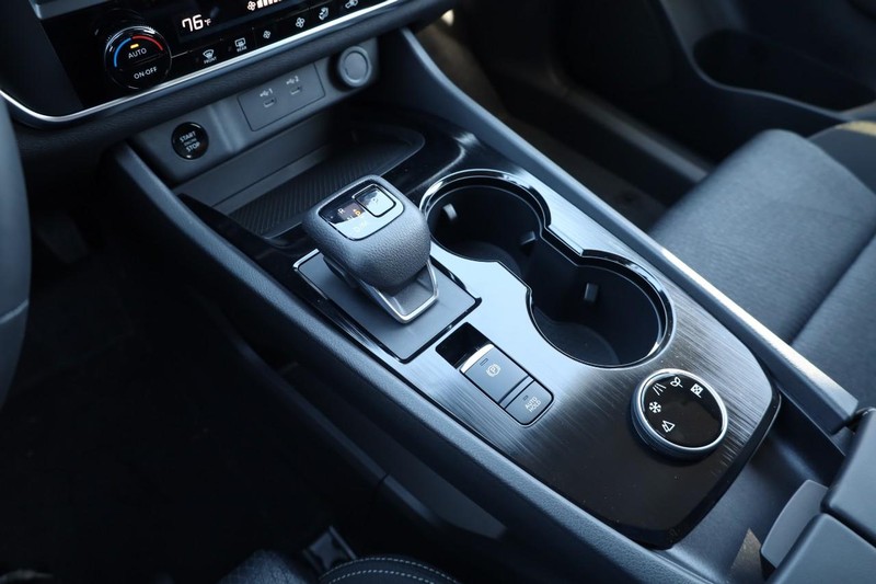 Nissan Rogue Vehicle Image 18