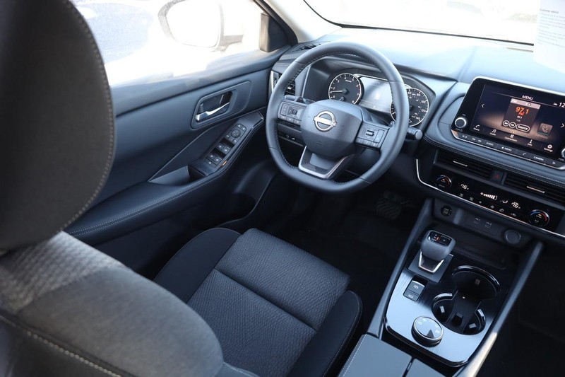 Nissan Rogue Vehicle Image 25